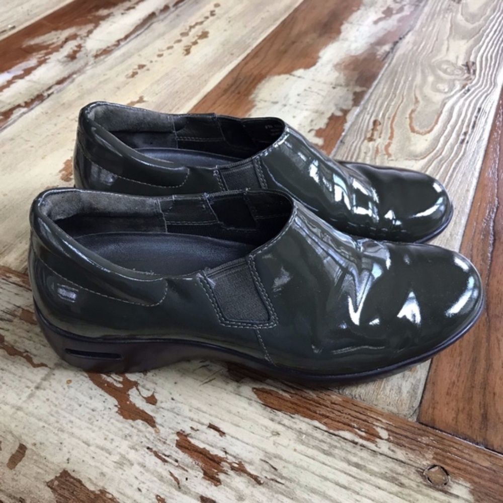 COLE HAAN CLOGS BROWN SIZE 8